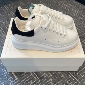 Alexander McQueen Women's Oversized Sneaker in White/black, size 38.5